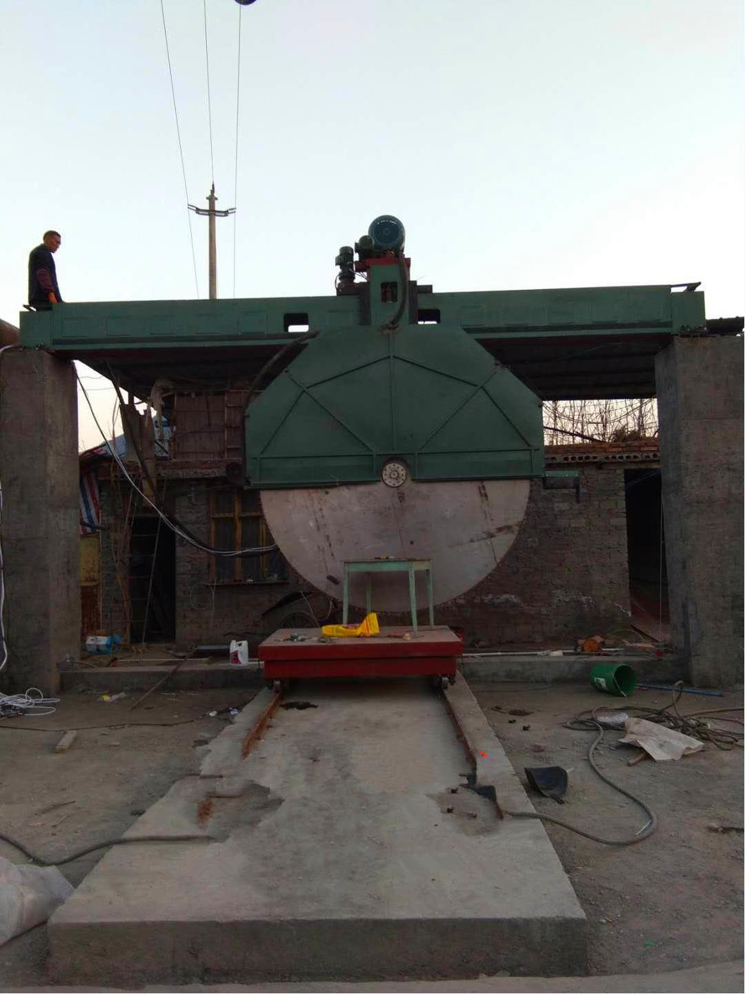 橋式鋸現(xiàn)場(chǎng).jpg 橋式鋸現(xiàn)場(chǎng).jpg